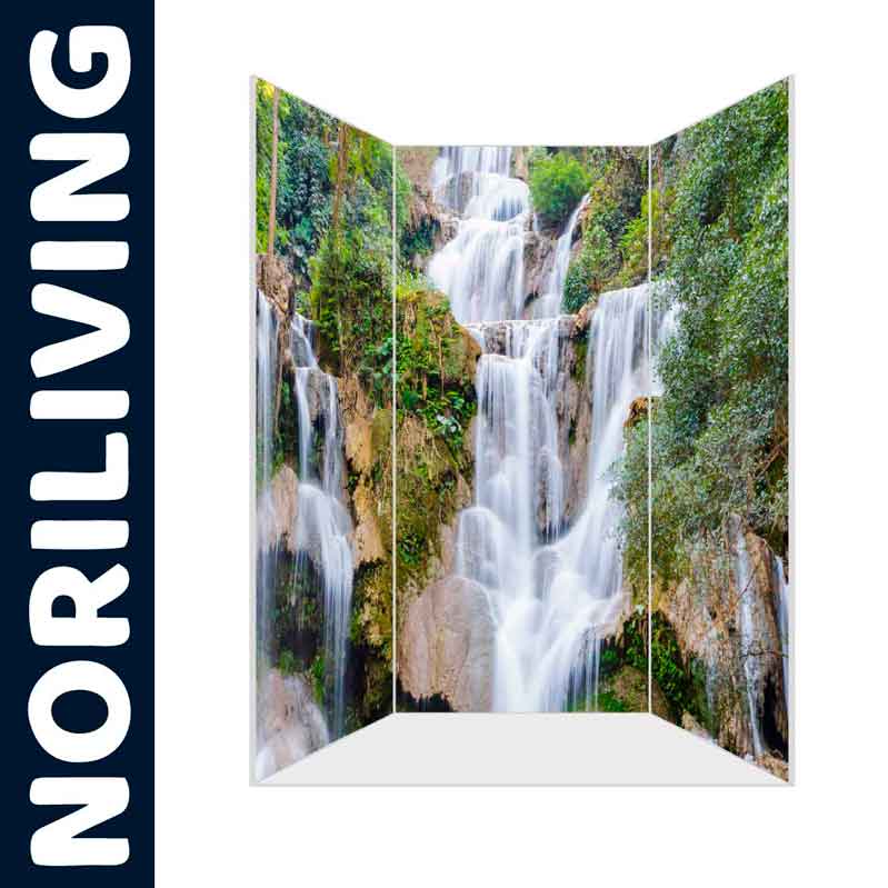 Paravent mit beeindruckendem Wasserfall-Motiv und grünem Laub, genutzt als stilvoller Raumteiler.