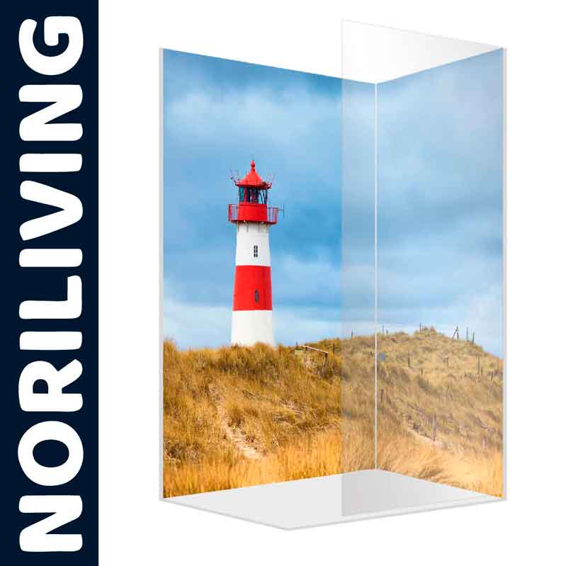 Raumteiler mit Bild eines rot-weißen Leuchtturms auf einer Dünenlandschaft unter blauem Himmel