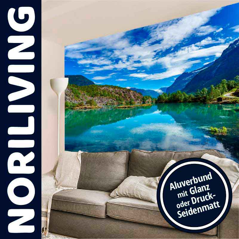 NORILIVING Wandtapete zeigt idyllische Seelandschaft hinter gemütlichem Sofa