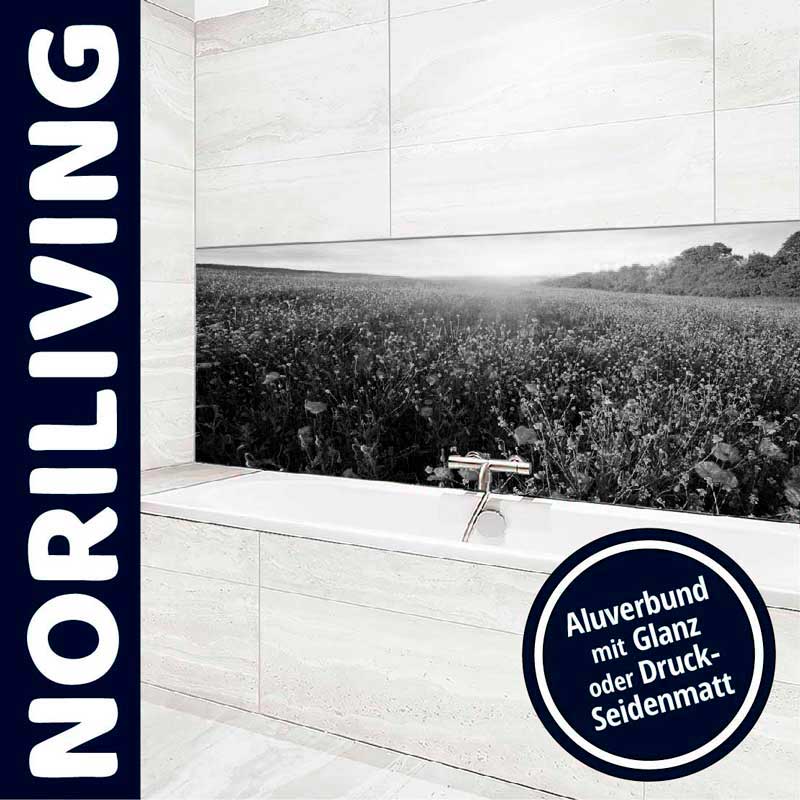 Ein Badezimmer mit moderner Badewanne und Wandverkleidung aus Aluverbund mit Landschaftsbild, das Glanz oder Seidenmatt aufweist.
