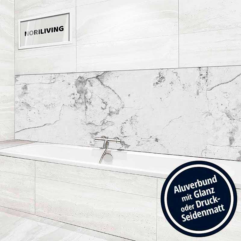 Badezimmer mit Aluverbundverkleidung in Marmoroptik und Badewanne mit integrierter Armatur