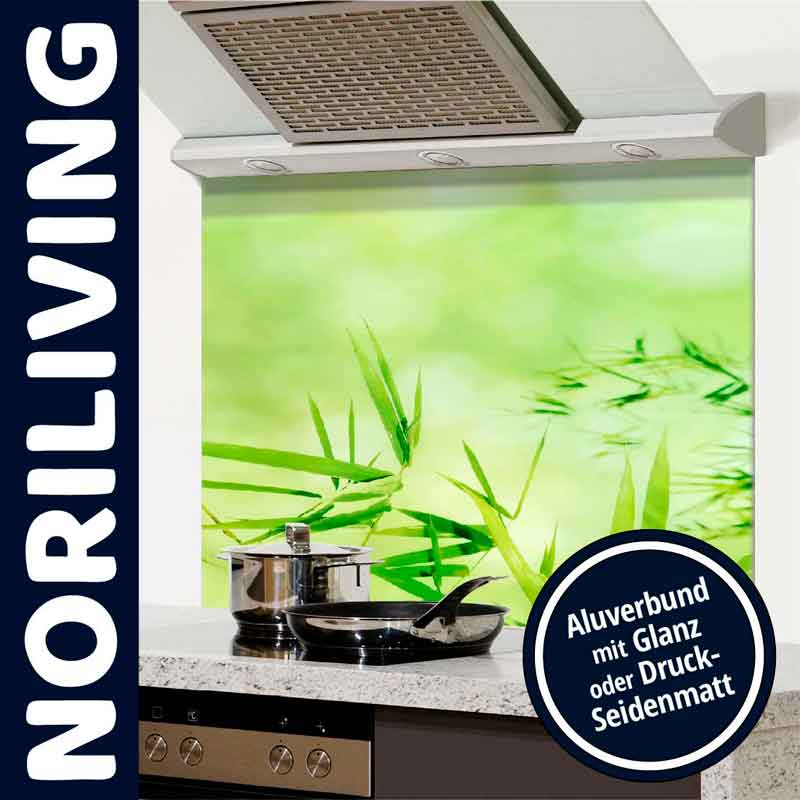 Küchenrückwand aus Aluverbund mit grünem Bambusmotiv und glänzender oder seidenmatter Oberfläche über einem Herd.