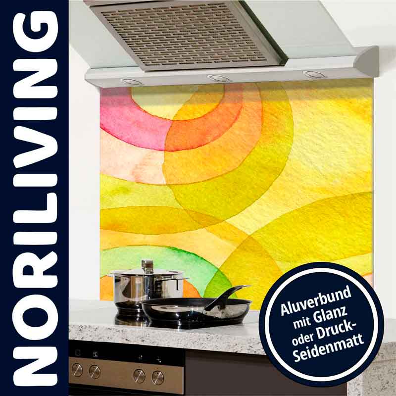 Küchenrückwand von NORILIVING mit buntem Design, montiert hinter einem Herd mit Pfannen und Töpfen