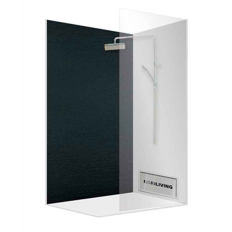 Duschkabine mit Glasscheiben und elegantem Duscharm in einem modernen Badezimmerdesign