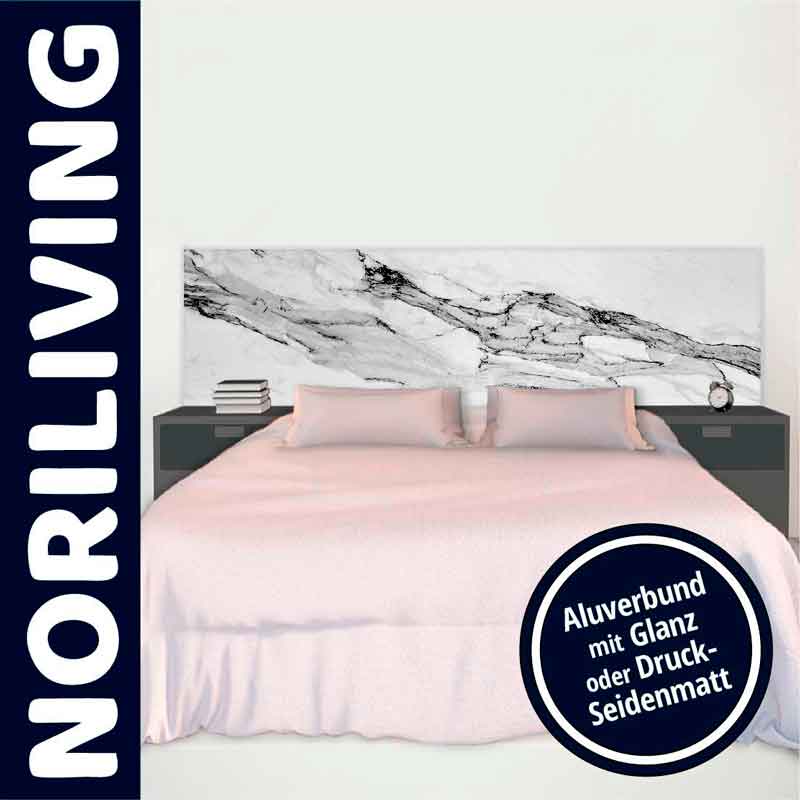 Bett mit elegantem Marmoroptik-Kopfteil und Nachttischen, beworben von NORILIVING. Schriftzug zeigt Optionen in Glanz oder Seidenmatt.