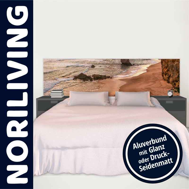 Bett mit dekorativem Strand-Motiv auf dem Kopfteil Modernes Schlafzimmer mit Bett und Strand-Motiv an der Wand