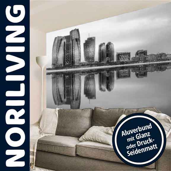 Wohnzimmer mit Wandbild von einer Skyline auf Aluverbund, Couch im Vordergrund