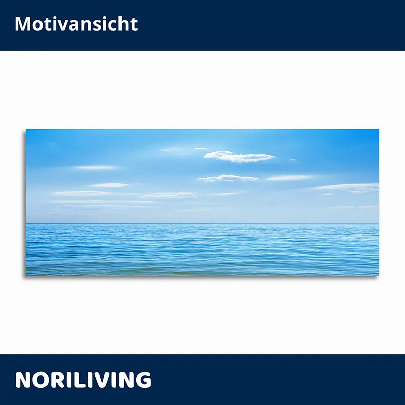 Panoramabild: ruhiges Meer, Horizont und blauer Himmel