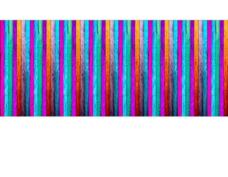 Dekorative Tapete mit farbenfrohen vertikalen Holzmusterstreifen