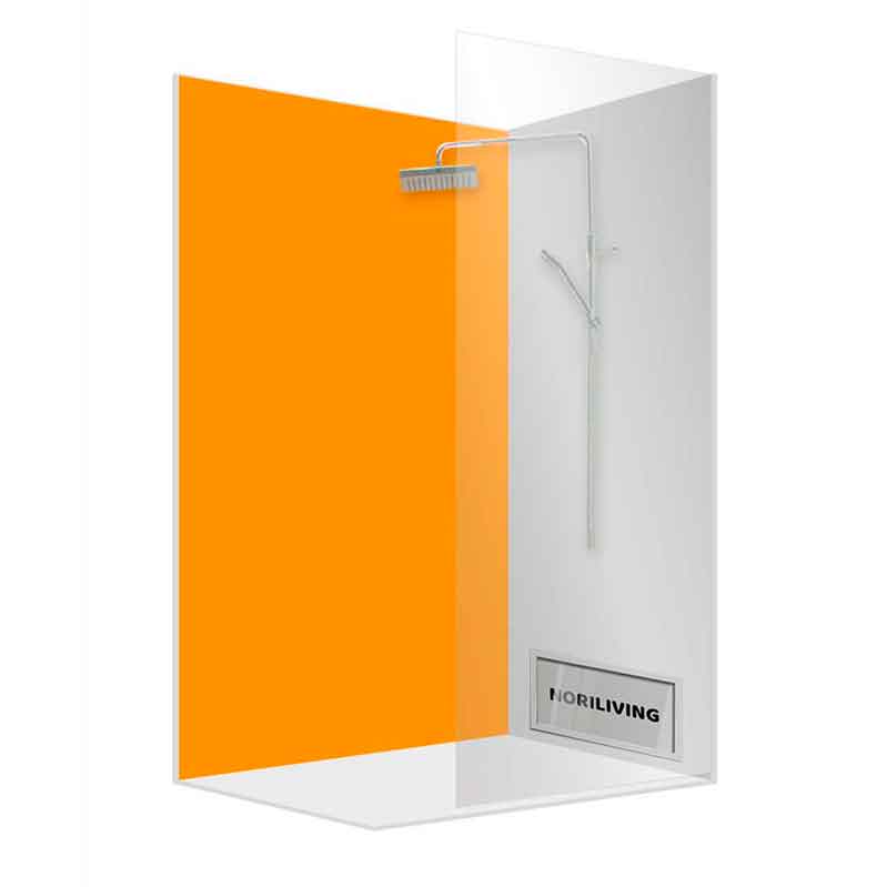 Duschwand mit orangem Glas und Regenduschkopf