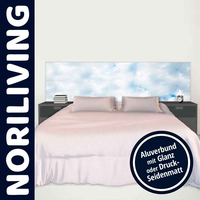 Modernes Doppelbett mit bedrucktem Kopfteil und Seitentischen von Noriliving Doppelbett von Noriliving mit bedrucktem Kopfteil in Wolkendesign, flankiert von zwei Seitentischen mit Dekoartikeln