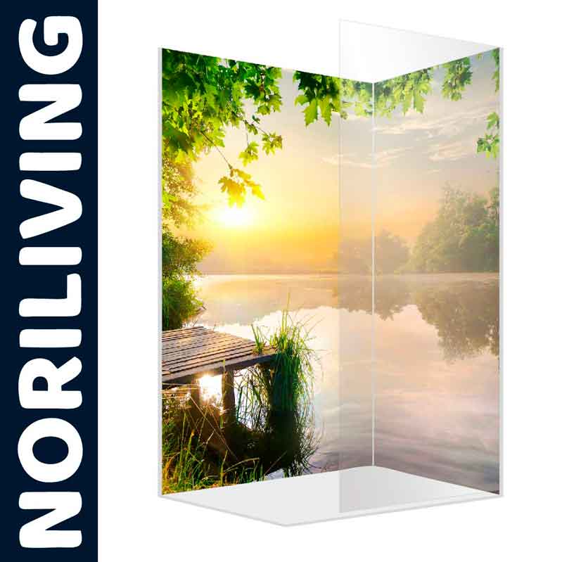 Glas-Duschwand mit einem idyllischen Sonnenaufgang über einem See und einem Steg, umgeben von Bäumen und Pflanzen.