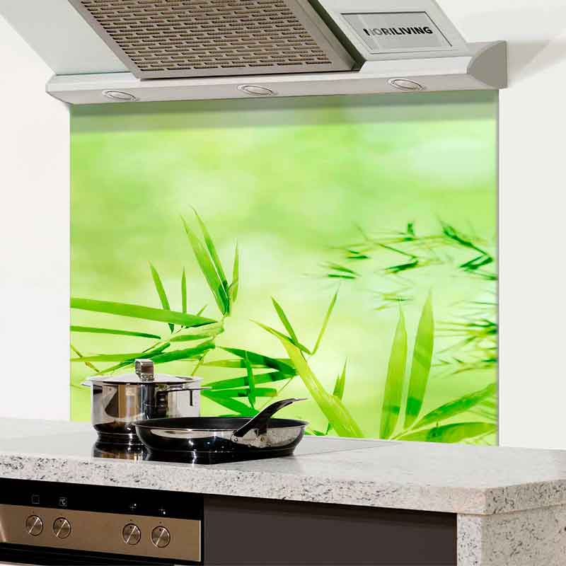 Dekorative Küchenrückwand mit Bambus-Motiv Herdabdeckung mit grünem Bambus-Design hinter einem Kochfeld