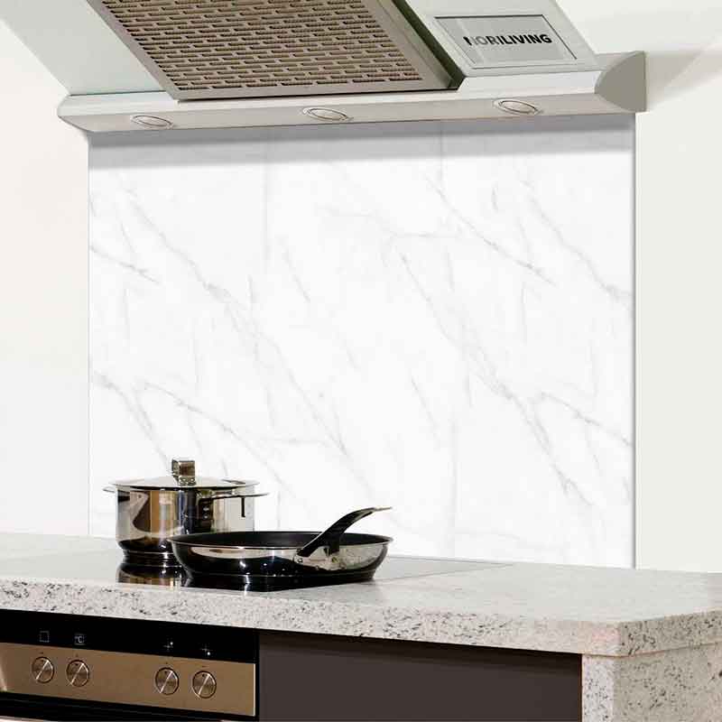 Moderne Küche mit Dunstabzugshaube und Töpfen auf Marmorarbeitsplatte Küche mit Dunstabzugshaube, Töpfen und Pfanne auf einer eleganten Marmorarbeitsplatte mit modernem Design