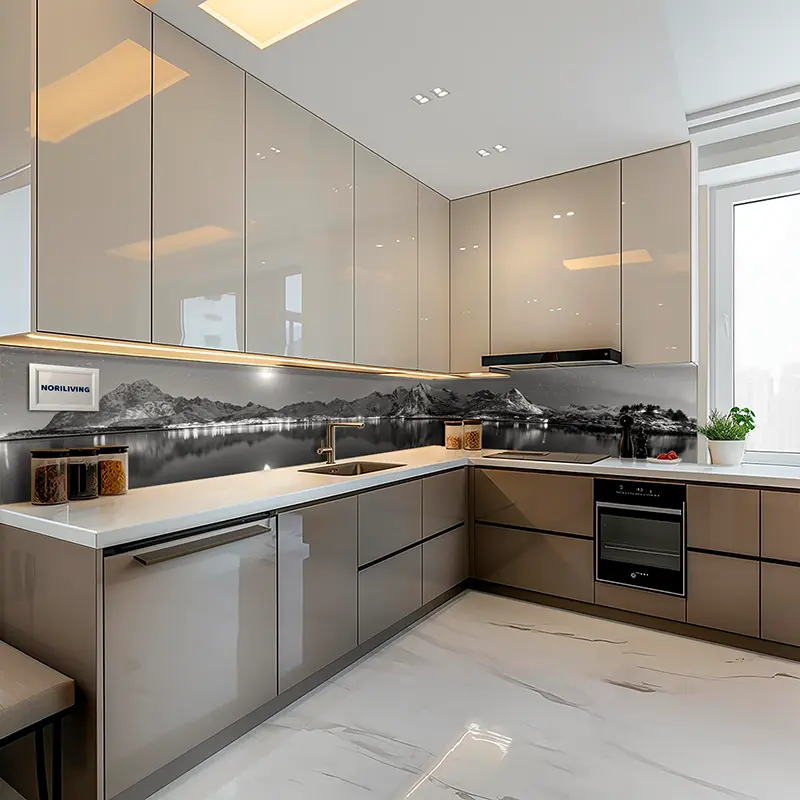 Moderne Küche mit Glasrückwand Bergsee Schwarzweiß