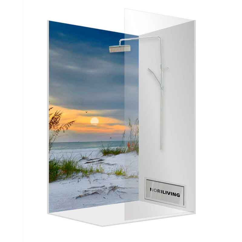 Moderne Duschkabine mit Bild von einem Sonnenuntergang am Strand, dekorative Duschwand für Badezimmer.