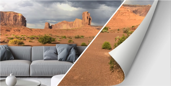 Elegantes Wohnzimmer mit Landschaftstapete im Wüstenmotiv Ein Wohnzimmer mit einer großen Landschaftstapete, die eine beeindruckende Wüstenlandschaft zeigt. Die gemütliche Einrichtung umfasst ein graues Sofa und Dekokissen.