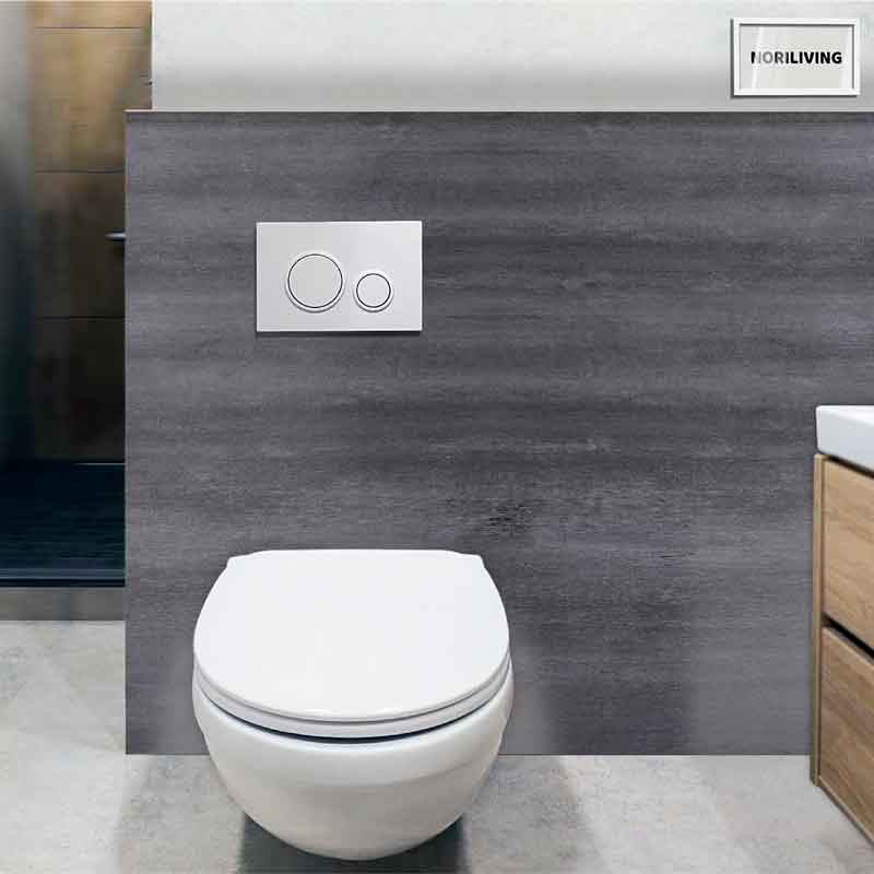Moderne wandhängende Toilette mit Spülsystem Elegante wandhängende Toilette mit grauer Rückwand und weißer Spültaste im Badezimmer