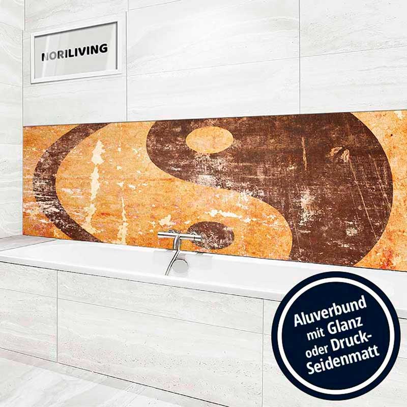 Badezimmer mit einer Yin-Yang-Wandverkleidung aus Aluverbund in Glanz- oder Druck-Seidenmatt-Optik über der Badewanne