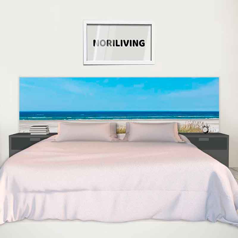 Modernes Schlafzimmer mit Strand-Themenkopfteil Ein Bett mit einem Kopfteil mit Strandmotiven, flankiert von schwarzen Nachttischen. Darüber hängt ein gerahmtes Bild mit dem Schriftzug 'NORILIVING'.