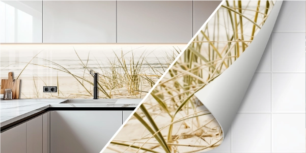 Küchenrückwand mit Strandmotiv und Gras – Moderne und stilvolle Dekoration Küche mit dekorativer Rückwand im Stranddesign, die Schilfgras und Meereslandschaft zeigt, halb aufgerollt zur Veranschaulichung der Anbringung auf Fliesen.