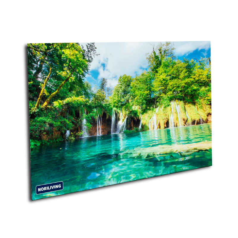 Leinwanddruck zeigt einen idyllischen Wasserfall, umgeben von üppigem Grün und einem klaren, blauen See.