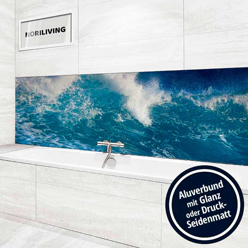Modernes Badezimmer mit Wellenmotiv aus Aluverbund Badezimmer mit Wellenmuster an der Wand, gefertigt aus Aluverbund mit glanzvoller Oberfläche
