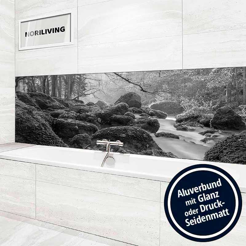 Badezimmer mit großformatigem Naturbild auf der Wand, erhältlich im Aluverbund mit Glanz oder Druck-Seidenmatt
