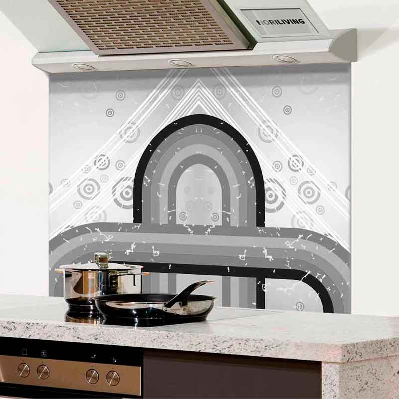 Küchenrückwand mit stylischem abstraktem Design in Schwarz-Weiß, integriert über einem modernen Herd mit edelstahlfarbenen Töpfen und Pfannen.