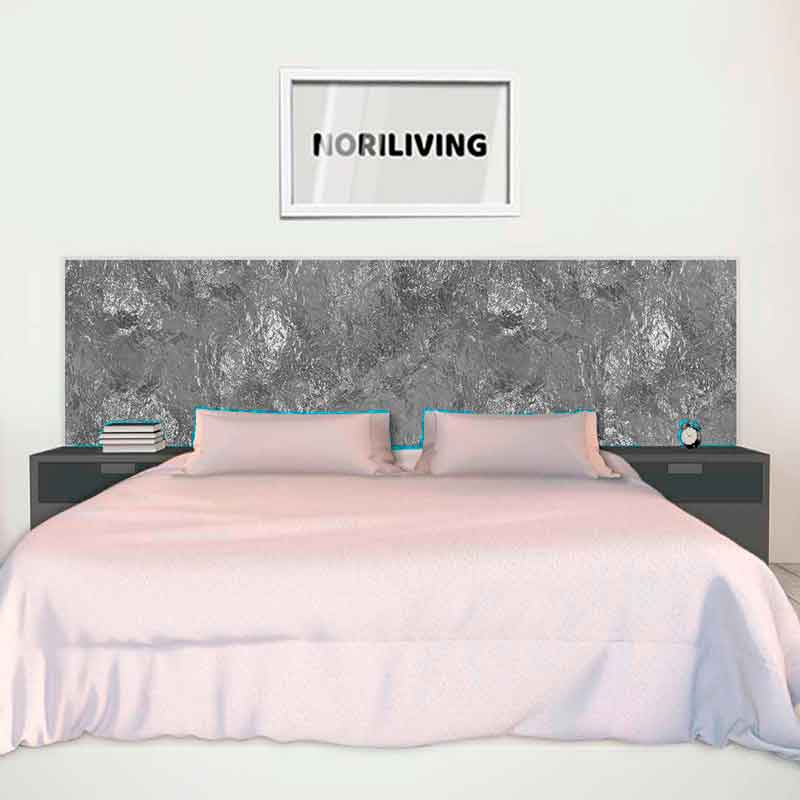 Schlafzimmer mit großem Bett, grauem Kopfteil und rosa Bettwäsche, flankiert von Nachttischen