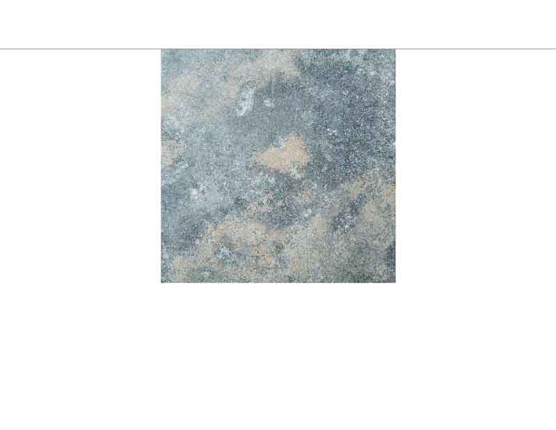 Quadratische Natursteinfliese mit grauen und beigen Mustern, geeignet für diverse Anwendungen in Haus und Garten