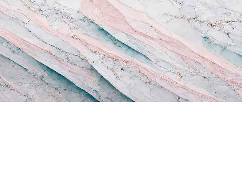 Marmorstruktur mit rosa und blauen Aderungen