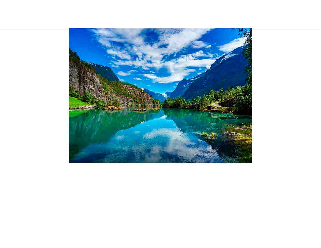 Ein klarer Bergsee in einer malerischen Landschaft mit Bergen im Hintergrund und blauem Himmel