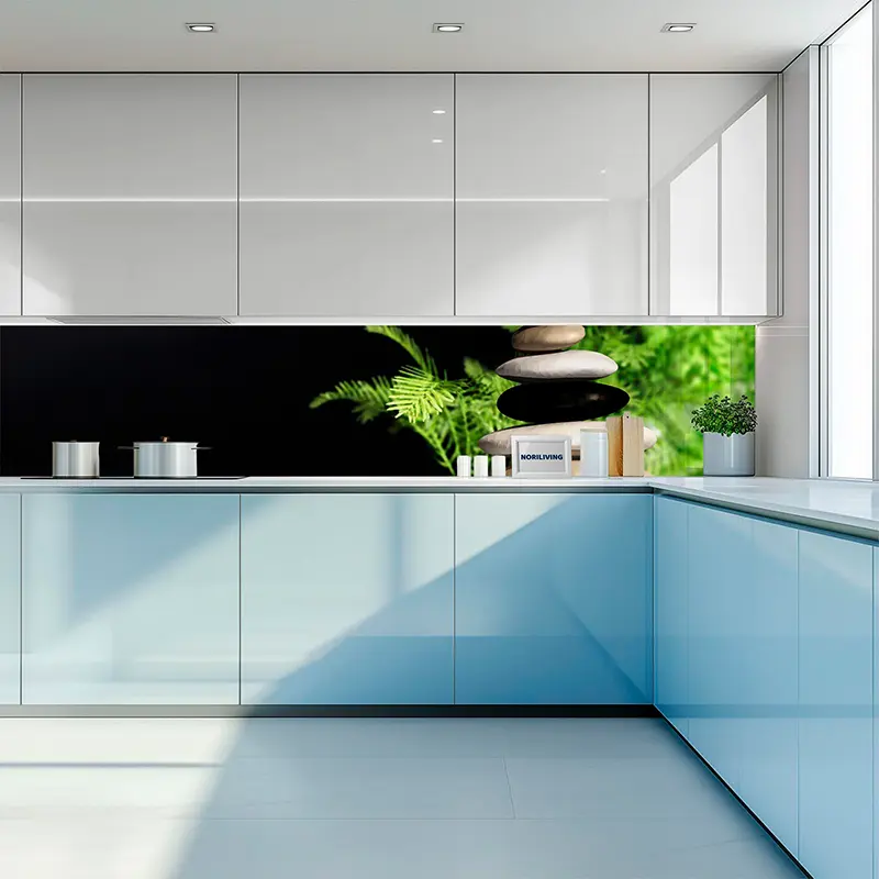 Moderne Küche mit blauen Hochglanzfronten und Zen-Motiv