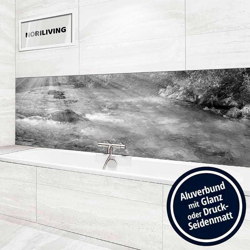 Moderne Badezimmerwand mit Flussmotiv auf Aluverbund Stilvolle Badezimmergestaltung mit Flussbild auf glänzendem oder seidenmattem Aluverbund