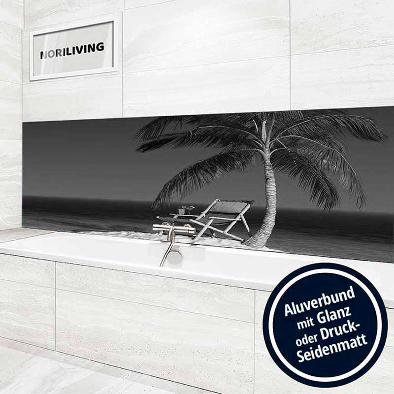 Helles Badezimmer mit einer weißen Badewanne, dekoriert mit einem schwarz-weißen Strandmotiv, das eine Palme und einen Liegestuhl zeigt. Aluverbund mit Glanz oder Druck-Seidenmatt.