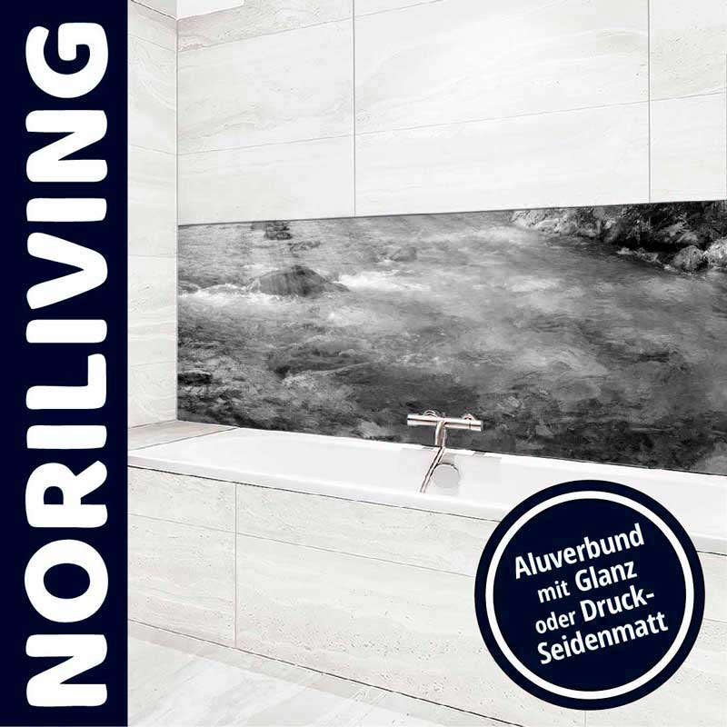 Moderne Badezimmergestaltung mit stilvoller Aluverbund-Rückwand in Natursteinoptik Badezimmer mit eleganter Aluverbund-Rückwand in grauer Natursteinoptik hinter der Badewanne, Design von Noriliving.