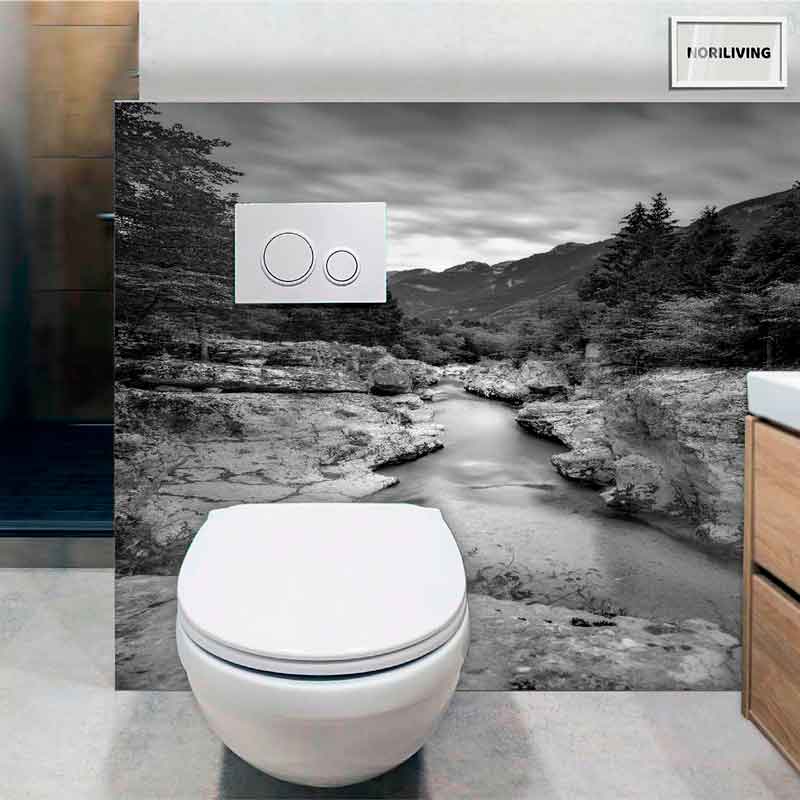 Toilette vor einer Wand mit naturinspiriertem Landschaftsmotiv im Badezimmer