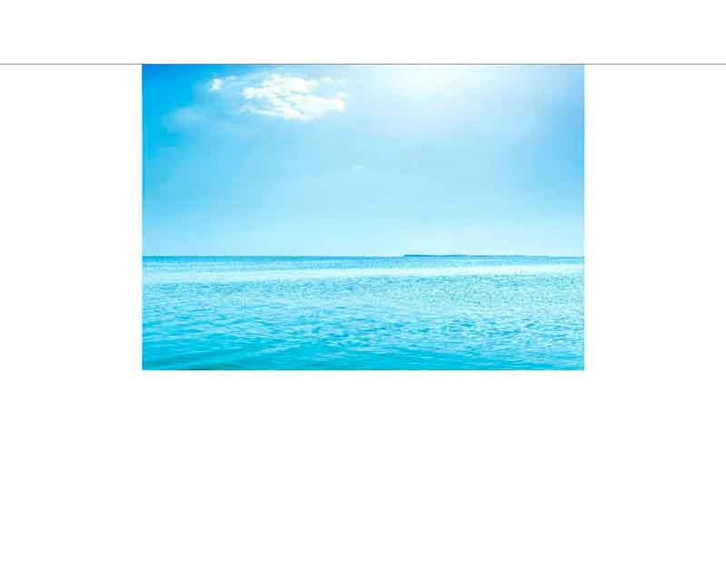 Klares Blaues Meer unter klarem Himmel Fotografie von einem ruhigen blauen Meer mit klarem Himmel und wenigen Wolken