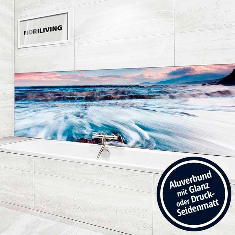 Badezimmer mit Aluverbund-Wandbild von Noriliving Modernes Badezimmer mit Aluverbund-Wandbild und glänzender Oberfläche von Noriliving