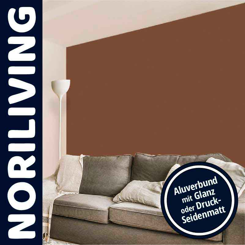 Gemütliches Wohnzimmer mit grauem Sofa und NORILIVING Wanddeko aus Aluverbund in Braun