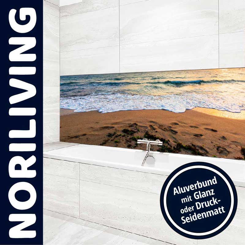 Moderne Badezimmergestaltung mit Aluverbund-Wandverkleidung, hochglänzend oder seidenmatt, zeigt ein Strand- und Meermotiv.