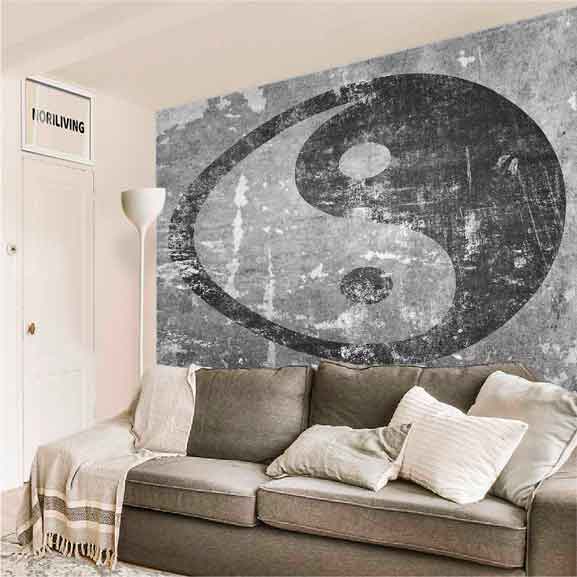 Wohnzimmer mit grauem Sofa und Yin-Yang-Wandbild