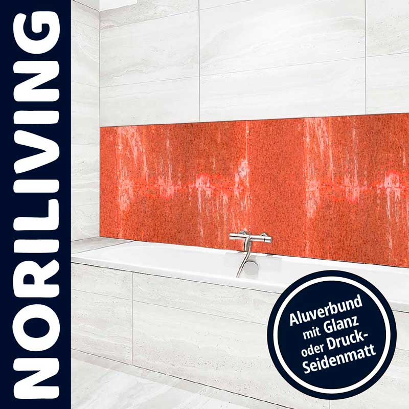 Helles Badezimmer mit rotem Aluverbund-Panel hinter der Badewanne, glänzend oder druck-seidenmatt erhältlich