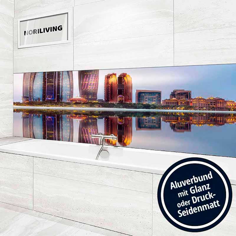 Moderne Badgestaltung mit Aluverbundpaneel, das ein Stadtpanorama zeigt. Verfügbar mit glänzendem oder seidenmattem Finish.