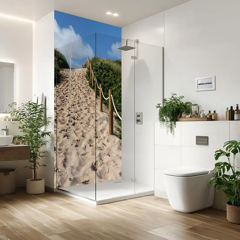Modernes Bad mit Glasdusche und Sanddünen-Wandmotiv