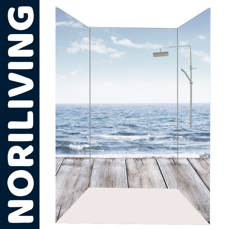 Noriliving Duschkabine mit Strandmotiv für ein erfrischendes Duscherlebnis Glasduschkabine von Noriliving mit Meer- und Himmelmuster, Holzboden im Vordergrund