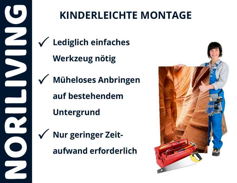 Person präsentiert ein Wandbild mit Montagewerkzeug und Hinweisen zur einfachen Anbringung
