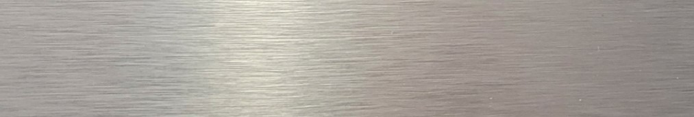 Nahaufnahme einer gebürsteten Edelstahloberfläche mit horizontalen Linien