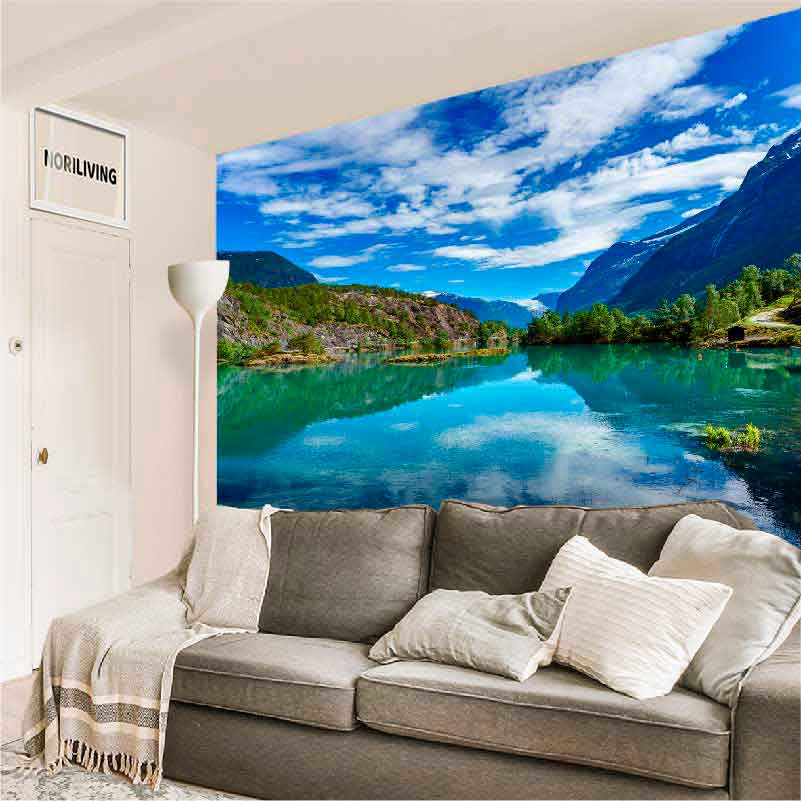 Gemütliches Wohnzimmer mit grauem Sofa und beeindruckender Fototapete eines Seepanoramas